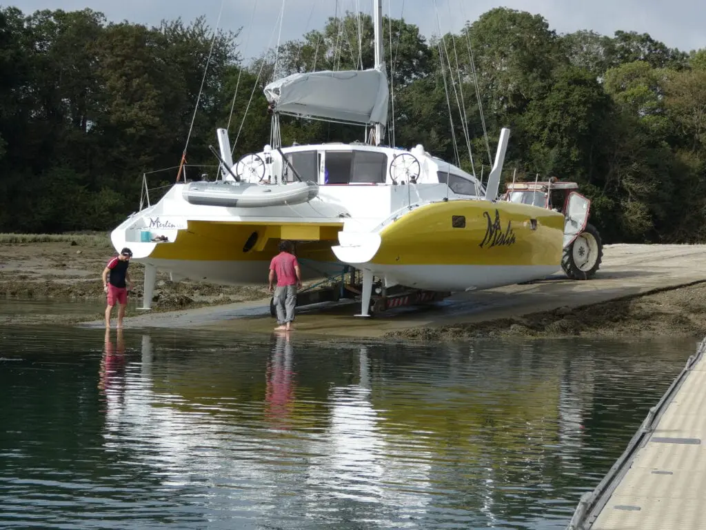 structurally complete dazcat hull 1195 launch