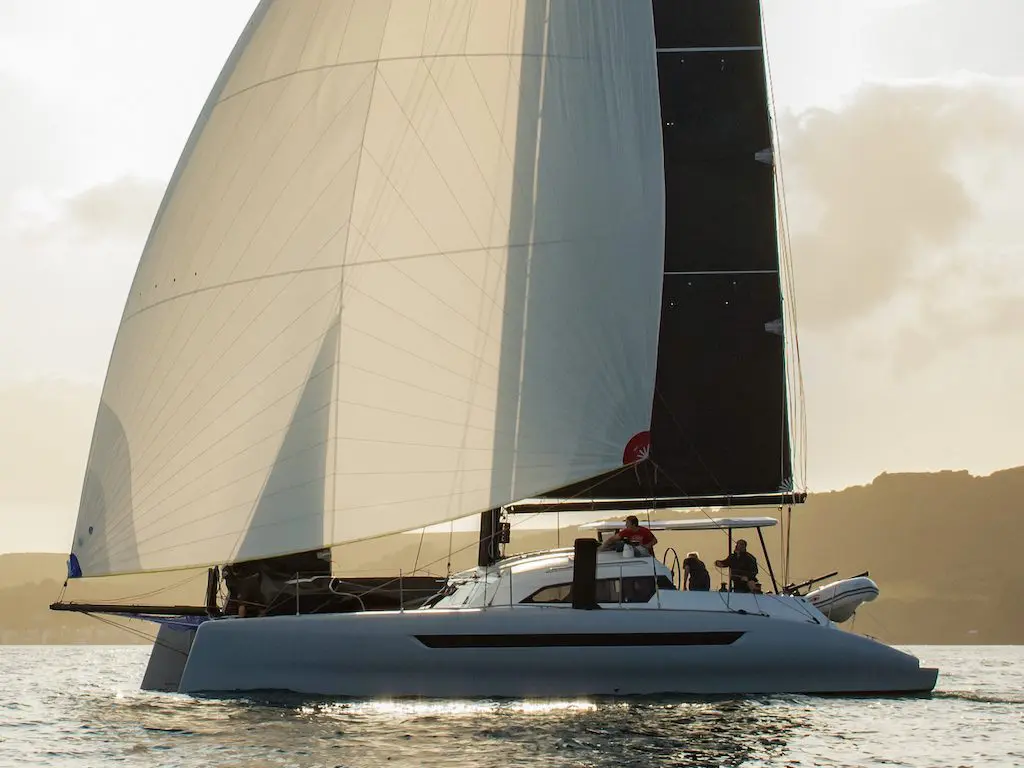 DAZCAT 1295 UNDER SPINNAKER