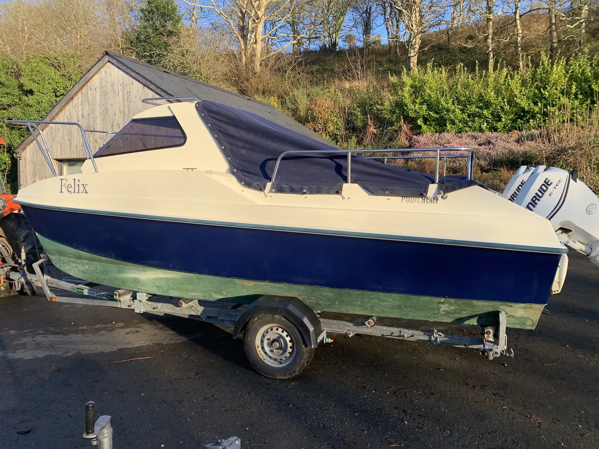 19 - POWERCAT 525 FELIX FOR SALE POWERCAT 525 FELIX SIDE VIEW OUTDOORS