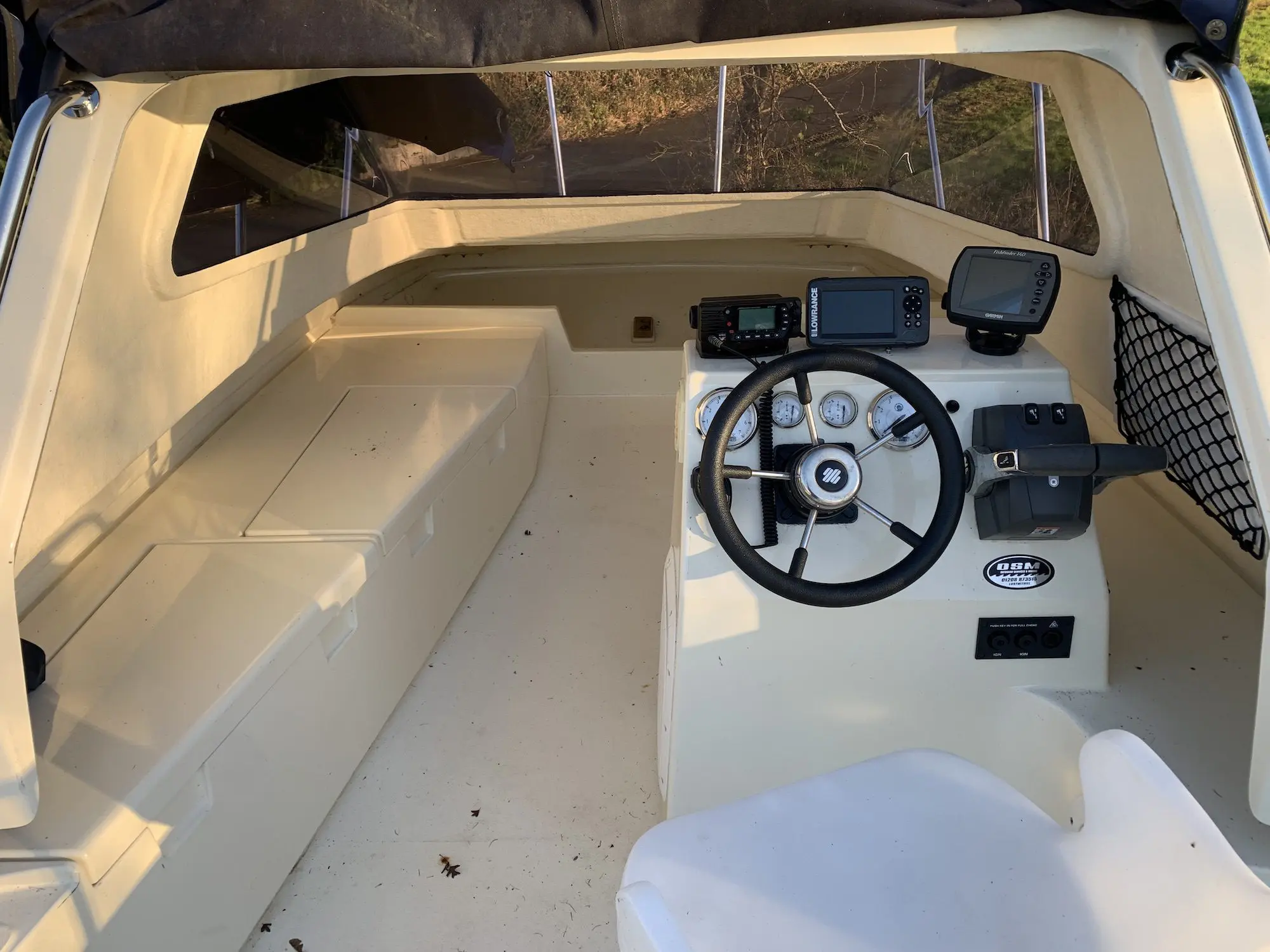 7 - POWERCAT 525 FELIX FOR SALE Powercat 525 interior view