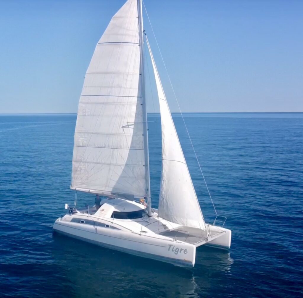 Tigre Maldives 32 for sale, sailing drone shot